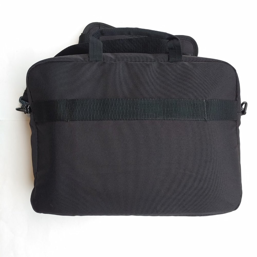 🎃 AmazonBasics 15.6" Laptop Computer Tablet Bag - Picture 3 of 6